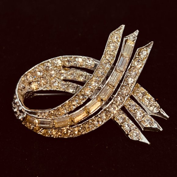Vintage Silver Tone, Round And Baguette Clear Rhinestones Ribbon Brooch (3810) - Picture 1 of 7